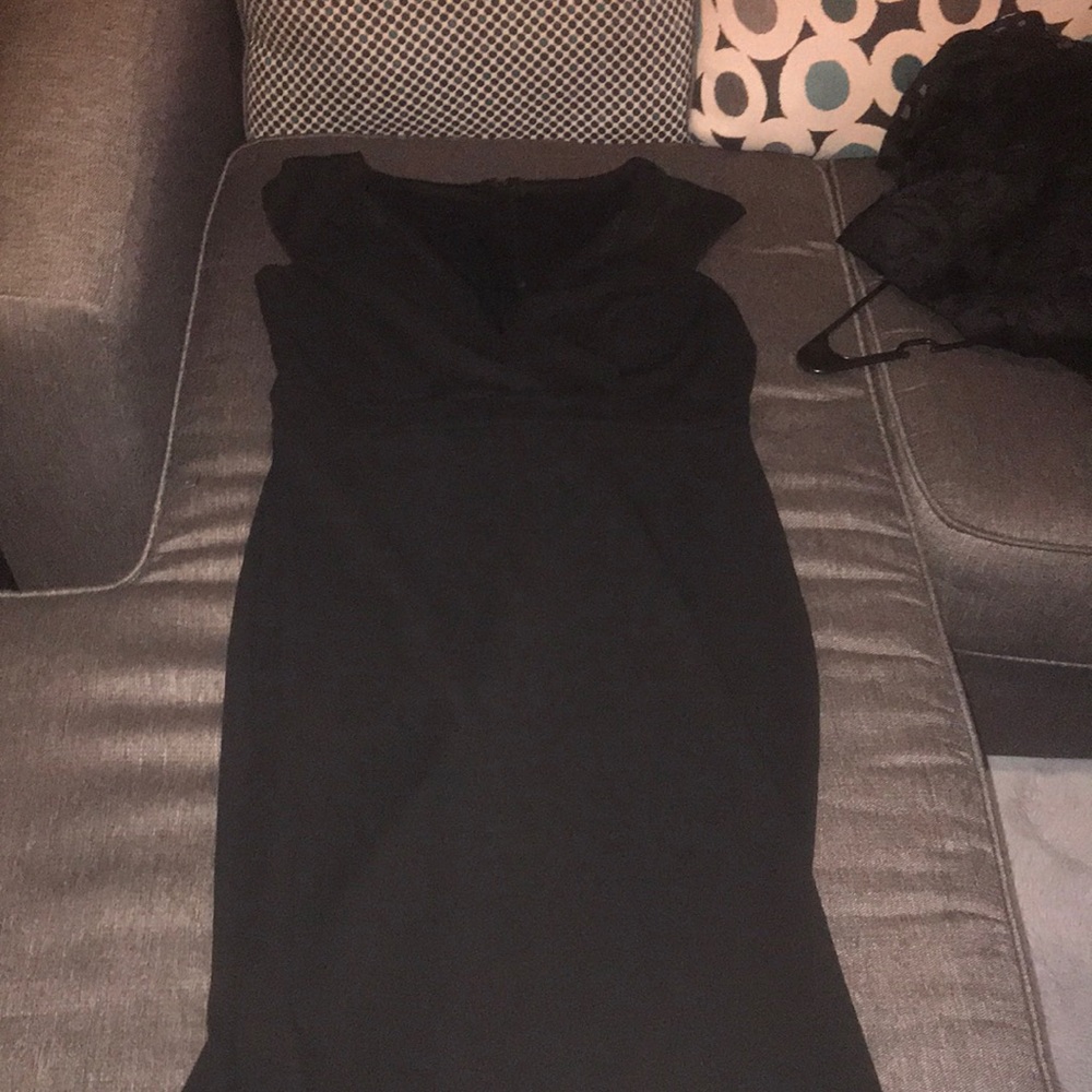 A black gown dress (evening)